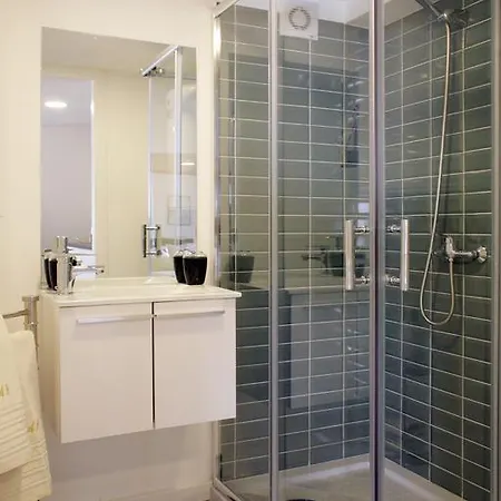 Alfama Rose - Guitarra דירה *